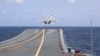 ARCHIVO - Imagen de la agencia de noticias Xinhua, un avión de combate chino J-15 despega del portaaviones Shandong durante ejercicios militares alrededor de Taiwán por parte del Comando del Teatro Oriental del Ejército Popular de Liberación de China, el 9 de abril de 2023.