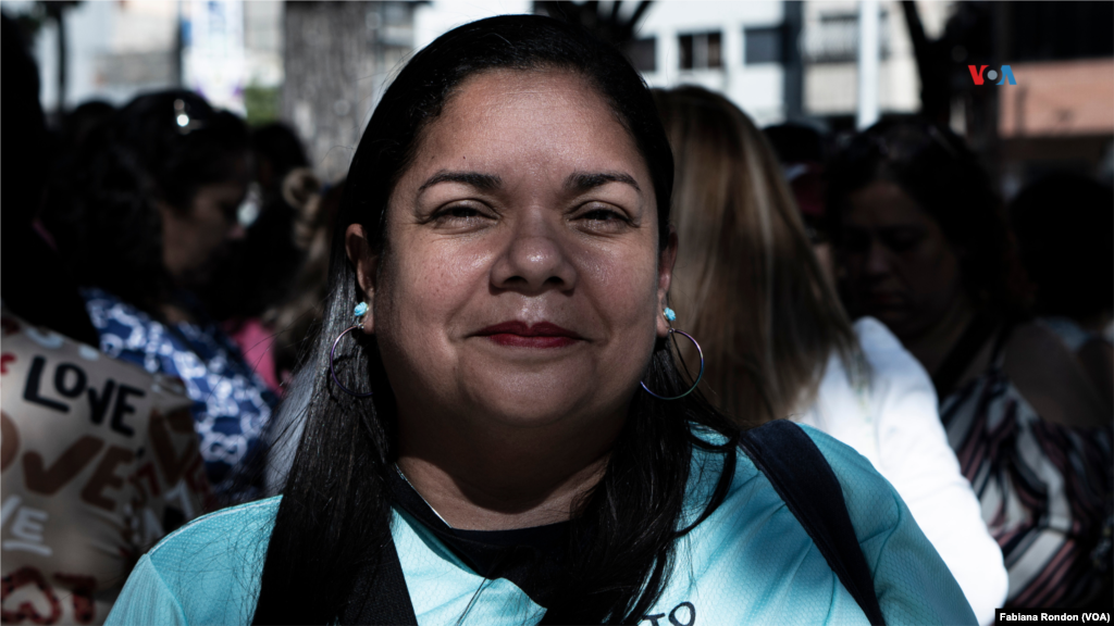 Nelly Medina tiene 10 años como educadora. Para esta fecha reitera que su pedido es que les regresen todos los beneficios laborales que tenían años atrás, también pide un aumento de sueldo. “Sigo aquí porque estudié para eso y es lo que me gusta, es lo que amo, amo mi profesión y no quiero dejar a mis estudiantes con una persona que no esté preparada porque yo sí estudié”.