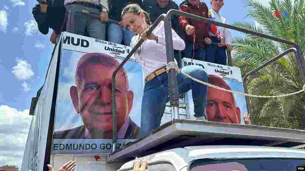 La líder opositora venezolana, María Corina Machado, convocó a movilizaciones pacíficas este sábado. Llegó montada en una camioneta a la masiva concentración y fue recibida con el canto del himno nacional.