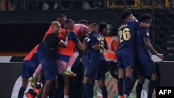 Jogadores de Cabo Verde celebram o segundo golo no jogo contra o Egito no Estádio Felix Houphouet-Boigny, em Abidjan, 22 janeiro 2024 (FRANCK FIFE / AFP)