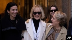 E. Jean Carroll (tengah) meninggalkan pengadilan federal di New York (26/1). Juri berikan kompensasi $83,3 juta bagi Carroll, yang mengatakan mantan Presiden AS Donald Trump merusak reputasinya dengan menyebutnya "pembohong", setelah ia menuduh Trump lakukan penyerangan seksual.