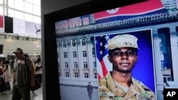 ARCHIVO: Una pantalla de televisión en Seúl, Corea del Sur, muestra la foto del soldado estadounidense Travis King, quien cruzó la frontera hacia Corea del Norte el 16 de agosto de 2023.