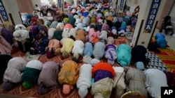 ARCHIVO - Mujeres rezan durante Eid al-Fitr, el 21 de abril de 2023, en el Centro Comunitario Musulmán en Silver Spring, Maryland.