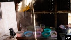 Comedor social administrado por la organización social Frente de Organizaciones en Lucha, FOL, mientras los almuerzos gratuitos se enfrían antes de ser entregados a las familias afectadas por la pobreza en el barrio "El Peligro", en Buenos Aires, Argentina.
