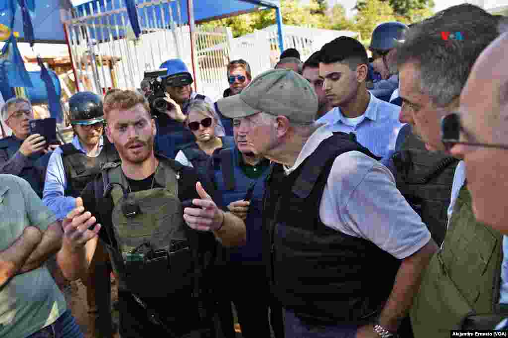 El jefe de la diplomacia europea Joseph Borrell (cen) conversa con un soldado durante un recorrido por el kibutz Be'eri, uno de los más afectados por los ataques de Hamás del pasado 7 de octubre.