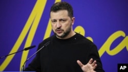 El presidente ucraniano, Volodymyr Zelenskyy, celebra una conferencia de prensa con el primer ministro albanés, Edi Rama, después de la cumbre de paz de los países del sudeste de Europa en Tirana, Albania, el 28 de febrero de 2024.