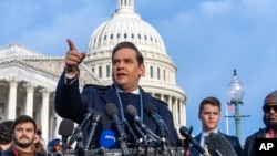 El representante George Santos de Nueva York se enfrenta a los periodistas en el Capitolio de Washington, el 30 de noviembre de 2023.
