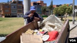 Luis Alfredo Muñoz preparando su carrera de reciclaje con la que recoge material reciclado de las calles de Bogotá. [Foto: Juan Hernández, VOA].