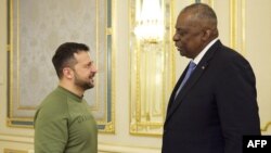 Rais wa Ukraine Volodymyr Zelenzky (kushoto) akimkaribisha Waziri wa Ulinzi wa Marekani Kyiv Novemba 20, 2023. Picha na AFP. 