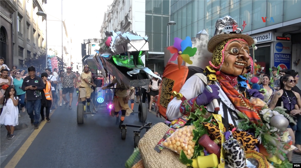 La gente en Santiago de Chile caminó detrás de los artistas, haciendo fotos, riendo y disfrutando del Festival Internacional Teatro a Mil de este año.