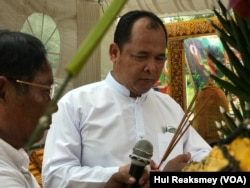លោក កែម រិទ្ធិសិត ប្អូនប្រុស​លោក កែម ឡី ក្នុង​ពិធី​ក្រុង​ពាលី​ឆ្លង​ចេតិយ​លោក កែម ឡី នៅ​ឃុំ​លាយបូរ ស្រុក​ត្រាំកក់ ខេត្ត​តាកែវ។ (ហ៊ុល រស្មី/វីអូអេ)