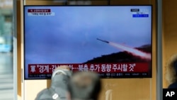 2024年1月24日，韩国首尔火车站的电视新闻节目中播放的朝鲜巡航导弹的档案镜头。（美联社照片）
