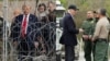 Presiden Joe Biden dan Donald Trump, mengunjungi dua tempat berbeda di perbatasan yang memisahkan Texas dari Meksiko pada Kamis (29/2). (Foto: Reuters)