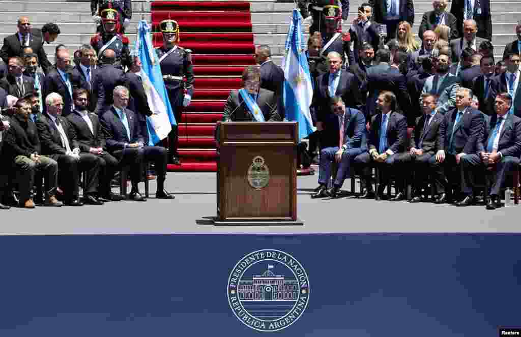 "Hoy comienza una nueva era en Argentina", aseguró Milei durante su discurso inaugural en el que rompió con la tradición al no dirigirse al Congreso.