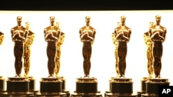 ARCHIVO - En esta fotografía de archivo del 26 de febrero de 2017, aparecen estatuillas de los Oscar detrás del escenario de los Oscar en Los Ángeles. 