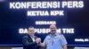 Danpuspom TNI Marsda Agung Handoko dan Ketua KPK Firli Bahuri berjabat tangan setelah konferensi pers soal penetapan dua anggota TNI sebagai tersangka korupsi di Basarnas,Senin (31/7). Keduanya menepis adanya perpecahan diantara kedua badan pimpinan mereka. (Courtesy : Mabes TNI)