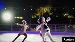 Kim Nacarro, directora de la obra Snoopy sobre hielo, y el famoso personaje en la Casa Blanca el 29 de noviembre de 2023.