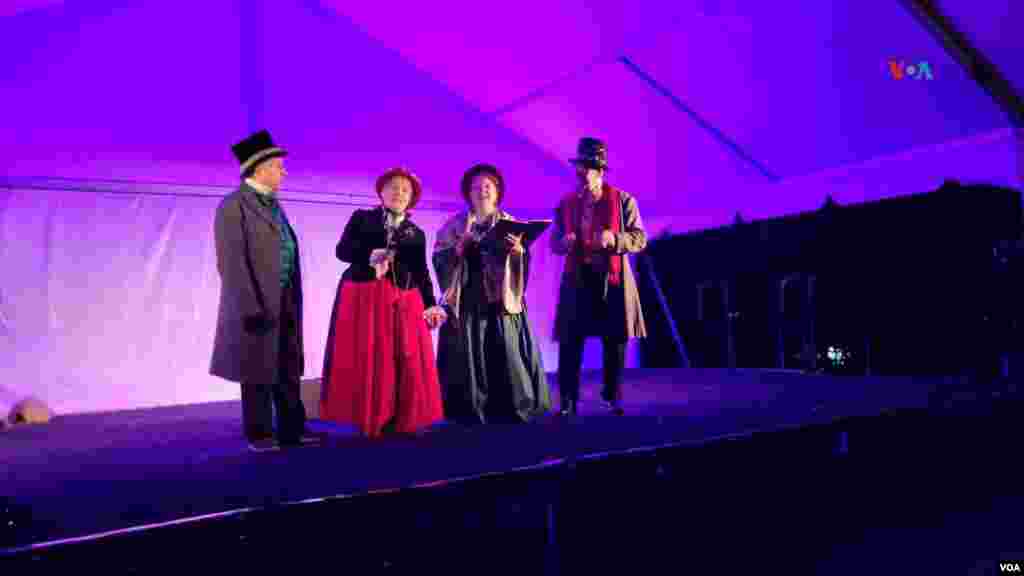 El Zoolights también cuenta con actuaciones musicales en vivo. En esta imagen este grupo de cantores deleitan con unos villancicos en preparación a la celebración de la Navidad.