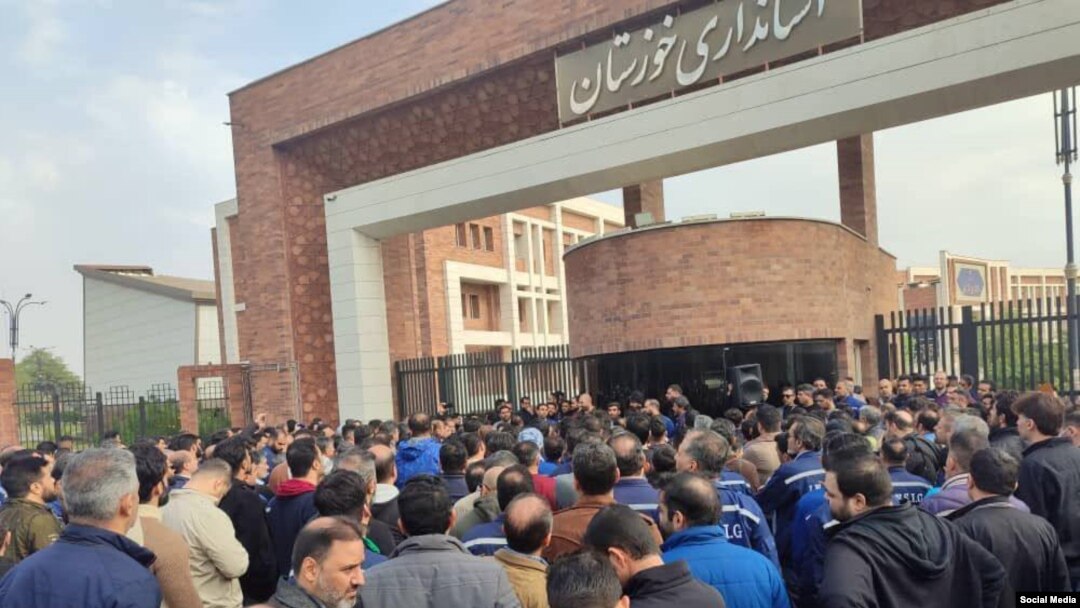 تجمع کارگران گروه ملی فولاد اهواز در مقابل استانداری خوزستان در پنجمین روز اعتصاب