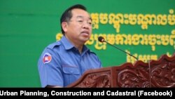 លោក អាង ណារិទ្ធ ប្រធានមន្ទីររៀបចំដែនដី នគរូបនីយកម្ម សំណង់ និងសុរិយោដីខេត្តបន្ទាយមានជ័យ។ (រូបភាព៖ ទំព័រហ្វេកប៊ុកមន្ទីររៀបចំដែនដី នគរូបនីយកម្ម សំណង់ និងសុរិយោដី ខេត្តបន្ទាយមានជ័យ)