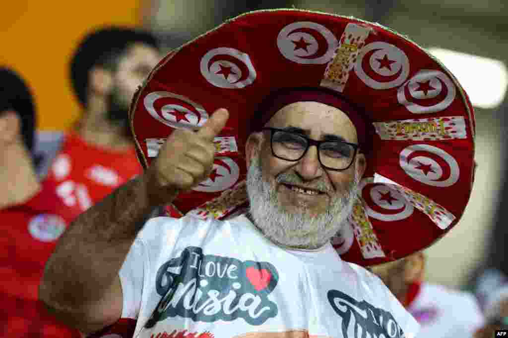 Un supporter tunisien applaudit avant le match de football du groupe E de la Coupe d'Afrique des Nations (CAN) 2024 entre la Tunisie et le Mali au stade Amadou Gon Coulibaly à Korhogo le 20 janvier 2024.