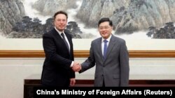 中國外長秦剛會見乘坐私人飛機抵達北京的特斯拉行政總裁埃隆·馬斯克。（2023年5月30日）