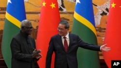 El primer ministro chino, Li Qiang, junto a su homólogo de las Islas Salomón, Manasseh Sogavare, en Beijing el 10 de julio de 2023.