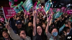 民主进步党支持者2024年1月13日在该党总统候选人赖清德竞选总部外欢呼。 