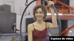 Captura de pantalla de video donde se observa a Alesa Astapova, de 18 años, quien huyó de su casa en Kiev cuando los tanques rusos se acercaban a la capital en marzo de 2022. 