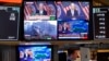 File - Ketua Bank Sentral AS, Jerome Powell muncul di beberapa layar televisi di lantai Bursa Efek New York (NYSE), 1 November 2023. Perekonomian global, yang terbukti tangguh tahun ini, diperkirakan akan goyah tahun depan di bawah tekanan perang dan inflasi.(AP/Richard Drew)