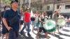 Sindicalistas caminan por la Avenida de Mayo al terminar la concentración convocada por los principales gremios sindicales del país. 