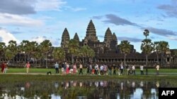 រូបឯកសារ៖ ទេសចរ​កំពុង​ទស្សនា​ប្រាសាទ​អង្គរវត្ត​នៅខេត្តសៀមរាប កាលពីថ្ងៃទី១៦ ខែវិច្ឆិកា ឆ្នាំ២០២៣។