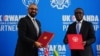 Le nouvel accord a été signé à Kigali, la capitale du Rwanda, par le ministre de l'Intérieur britannique James Cleverly et le ministre rwandais des Affaires étrangères Vincent Biruta.
