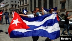 ARCHIVO: Un hombre enarbola una bandera cubana en una manifestación convocada por el grupo disidente Prisioners Defenders en apoyo a las protestas contra el gobierno cubano, en Madrid, Españam el 12 de julio de 2021.