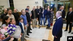 Президент России Владимир Путин на встрече с освобожденными в рамках обмена российскими заключенными в московском аэропорту Внуково, 1 августа 2024 года.