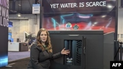 Salah satu pendiri Genesis Systems, Shannon Stuckenberg, membahas cara kerja perangkat WaterCube yang mengekstraksi air dari udara selama Consumer Electronics Show (CES) di Las Vegas, Nevada, 12 Januari 2024. (Glenn CHAPMAN / AFP)