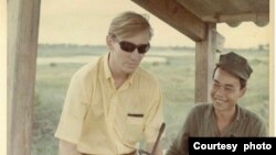 资料照片：鲍勃1968年与一名南越军人站在一起。(照片由罗伯特·霍尔提供)