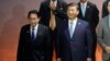 资料照片: 2023年11月16日日本首相岸田文雄(左)在旧金山举行亚太经合组织峰会上与中国国家主席习近平会晤