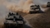 Tank-tank Israel menuju perbatasan Jalur Gaza di Israel selatan pada Jumat, 13 Oktober 2023. (Foto: AP/Ariel Schalit)