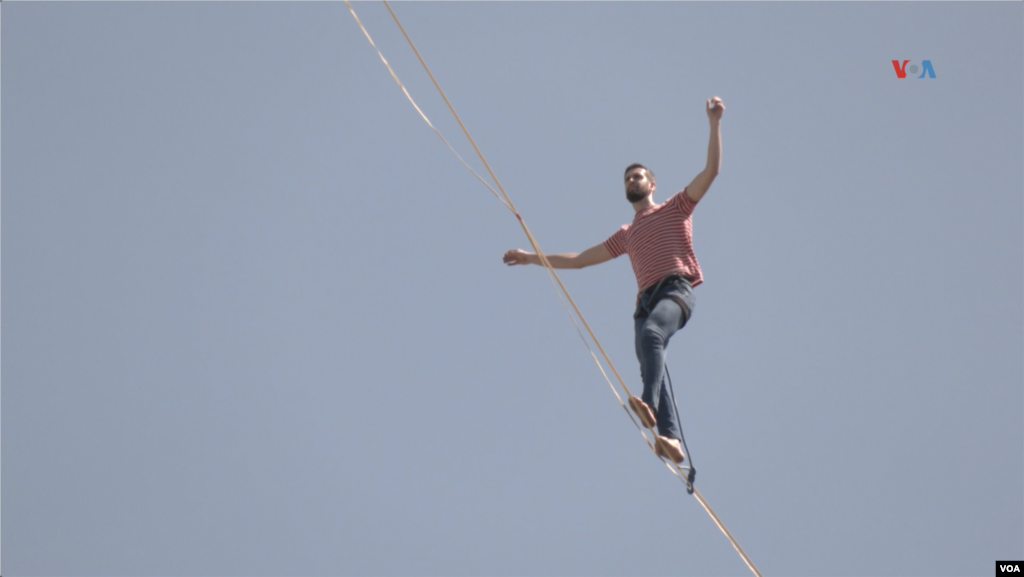 Un impactante espectáculo ofreció el artista de la acrobacia Nathan Paulin, quien caminó por una cuerda floja a 50 metros del suelo durante el Festival Internacional Teatro a Mil. Chile, enero de 2024,.