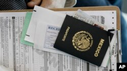 Fotografía de un pasaporte mexicano mientras un ciudadano realiza una gestión en una oficina enel Departamento de Vehículos Motorizados de California, EEUU.
