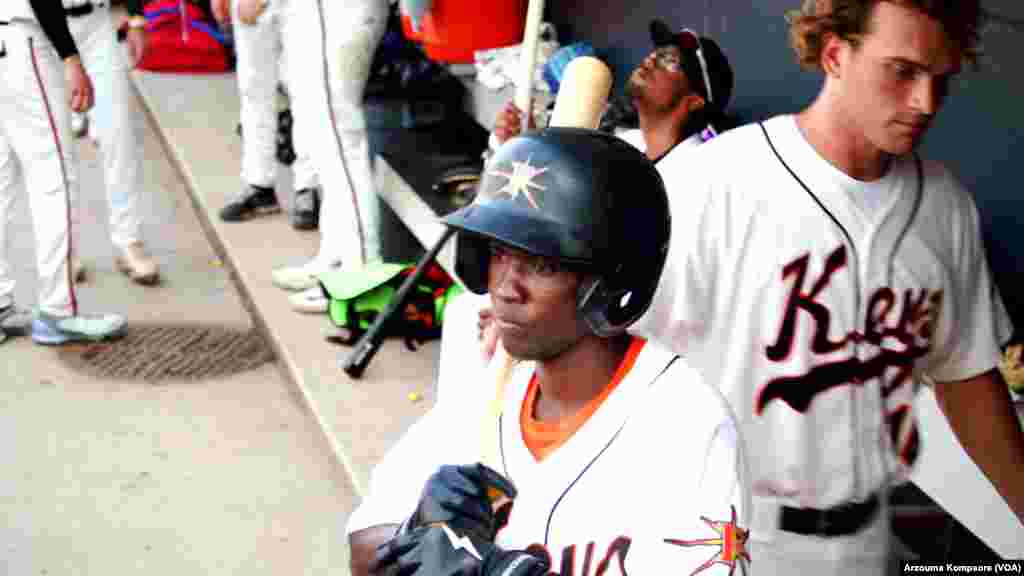 Dennis Kasumba se prépare à entrer sur le terrain lors de son deuxième match avec l'équipe de baseball des Frederick Keys au stade Harry Grove à Frederick, Maryland, le 3 juin 2023. (VOA/Arzouma Kompaore)