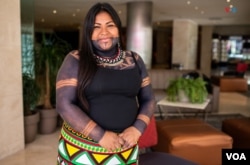 Sara Omi es la primera mujer abogada del pueblo Emberá, especializada en derecho de las mujeres indígenas. [Foto: Edward Ley Ortiz]