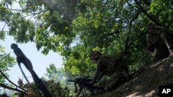 一名烏克蘭士兵在頓涅茨克阿夫迪夫卡（ Avdiivka）向俄軍陣地開火。（2023年6月19日）