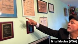 Juan Pacheco muestra orgulloso los diplomas y reconocimiento de su difunto padre don José Jacobo Pacheco.