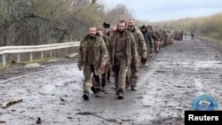 Украинские военнопленные во время одного из состоявшихся ранее обменов (архивное фото)