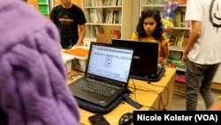 Stefhanie Lúquez, 16 años, programa un robot que sea capaz de levantar y movilizar un contenedor hasta un barco.