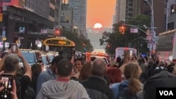 Dos veces al año, residentes y turistas de Nueva York disfrutan del Manhattanhenge. [Foto: Ronen Suac/VOA]