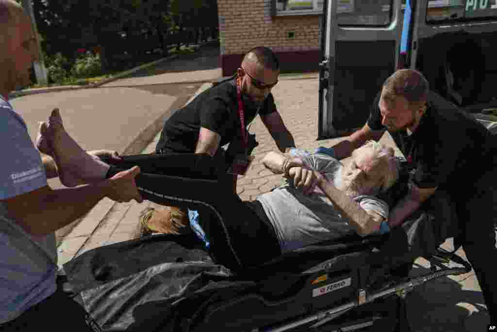 Voluntarios de la misión SOS Este trasladan a un anciano discapacitado en una camilla durante la evacuación en Pokrovsk, región de Donetsk, Ucrania, el lunes 19 de agosto de 2024. 