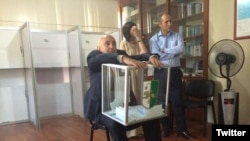 თურქეთის დიდი მეჯლისის დეპუტატი ენგინ ოზქოჩი 2014 წელს, სტამბულში, უკანონო "აფხაზური არჩევნების" ჩაშლის უფლებას არ აძლევს პოლიციას